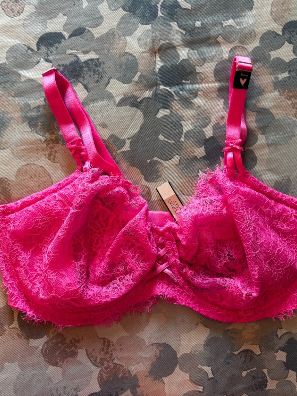 Victoria's Secret Hot Pink Lace Underwire Bra Size 38DDD New with Tags